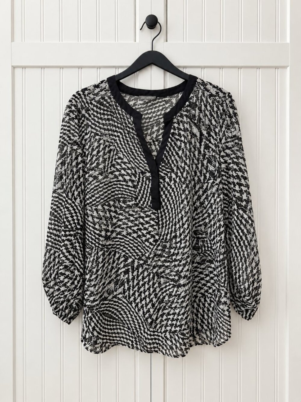 Vince Camuto Size 1X Black White Houndstooth Print Roll Tab Blouse